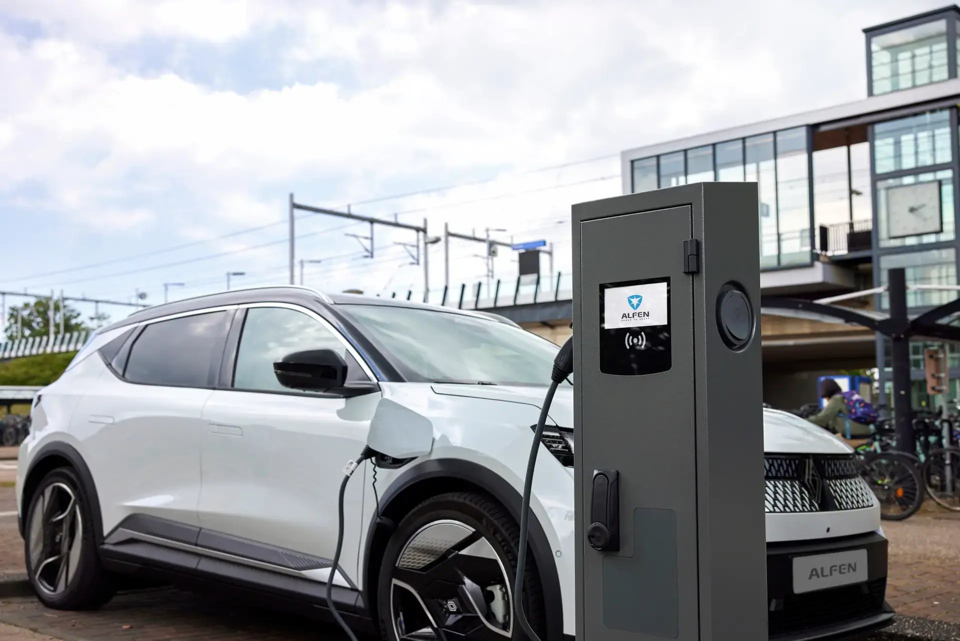 DENPAFLUX EMC experts collaborating with Alfen hardware engineering team during workshop